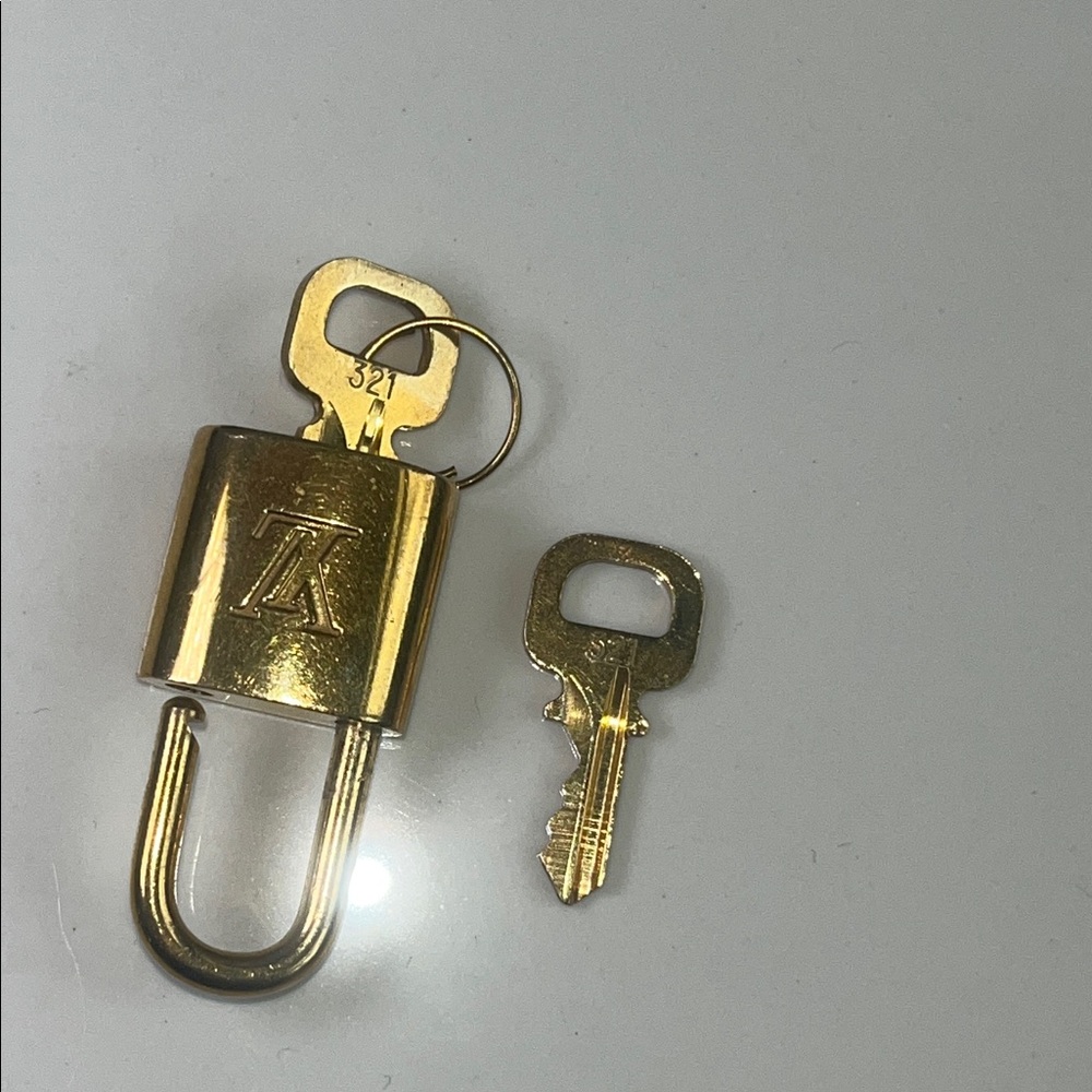 Louis Vuitton Luxurious Gold Padlock and Keys #321 - Picture 5 of 12